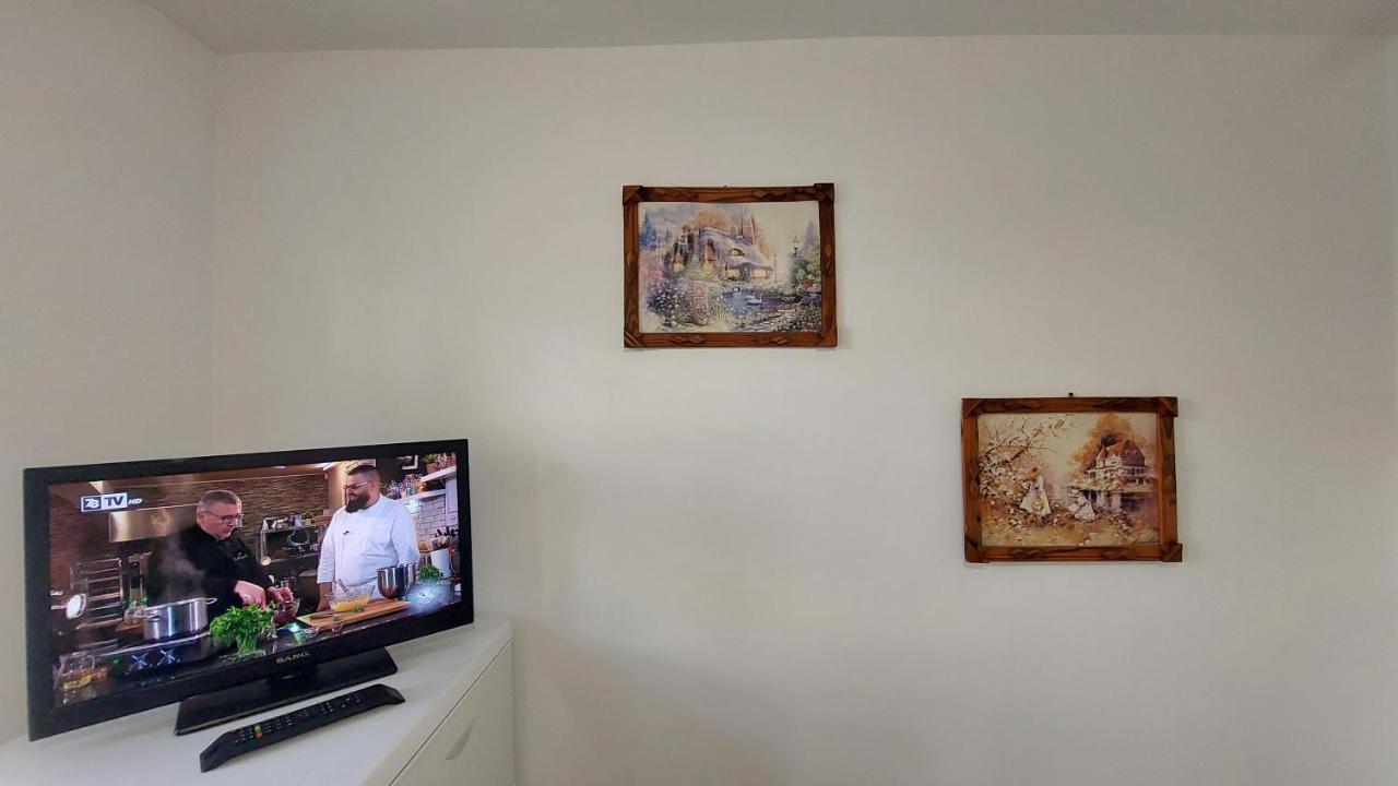 Appartamento 3 Apartment, Center, 1st Floor, Aubg, Free Parking, Pc I5 Ssd, 3 Led Tvs 200 Channels, Wifi, Terrace, Easy-late Check-in, Before Greece
