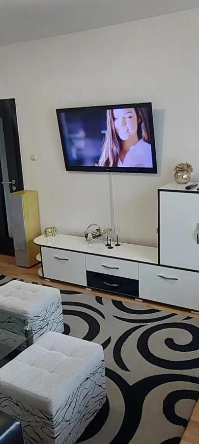 3 Apartment, Center, 1st Floor, Aubg, Free Parking, Pc I5 Ssd, 3 Led Tvs 200 Channels, Wifi, Terrace, Easy-late Check-in, Before Greece Appartamento *