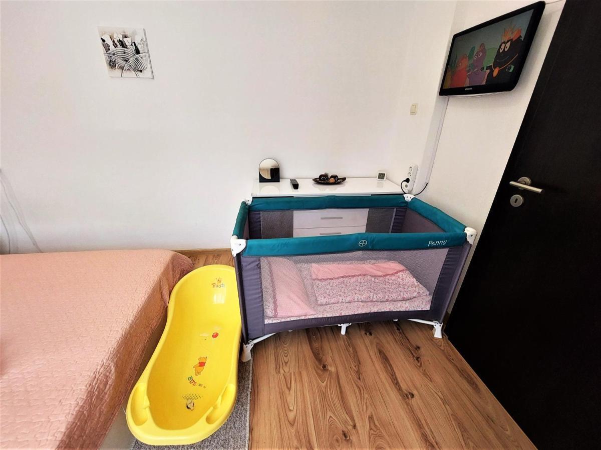 3 Apartment, Center, 1st Floor, Aubg, Free Parking, Pc I5 Ssd, 3 Led Tvs 200 Channels, Wifi, Terrace, Easy-late Check-in, Before Greece