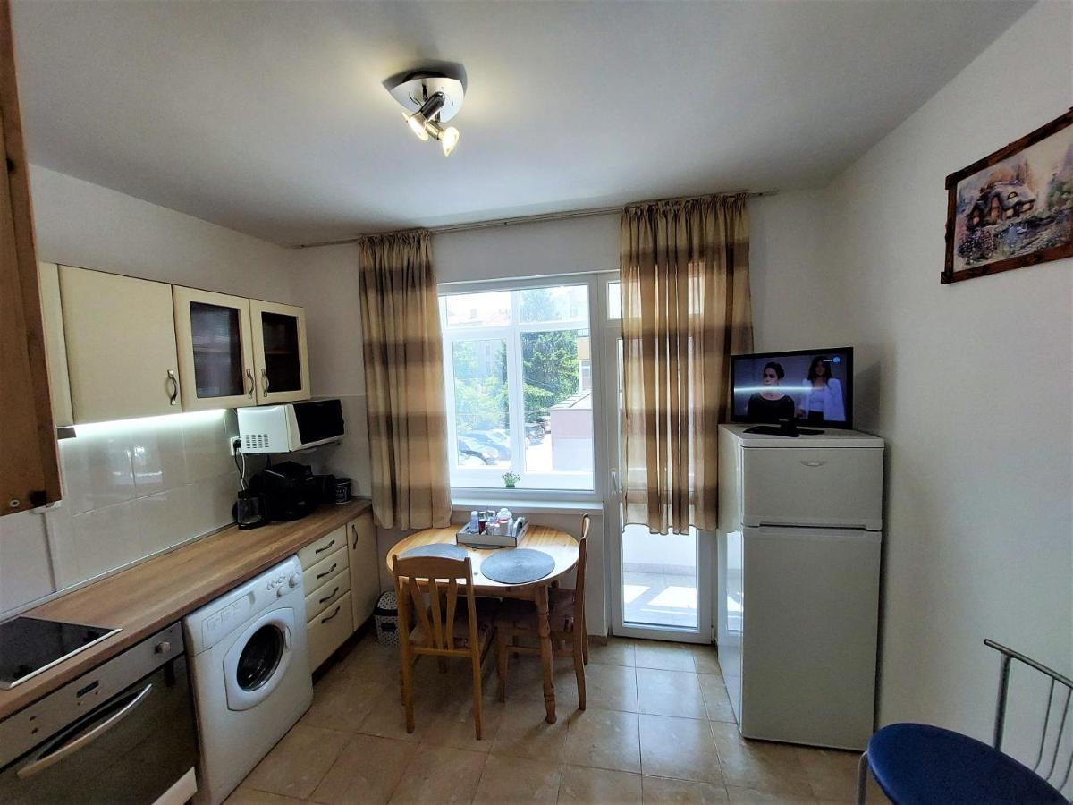 3 Apartment, Center, 1st Floor, Aubg, Free Parking, Pc I5 Ssd, 3 Led Tvs 200 Channels, Wifi, Terrace, Easy-late Check-in, Before Greece Appartamento